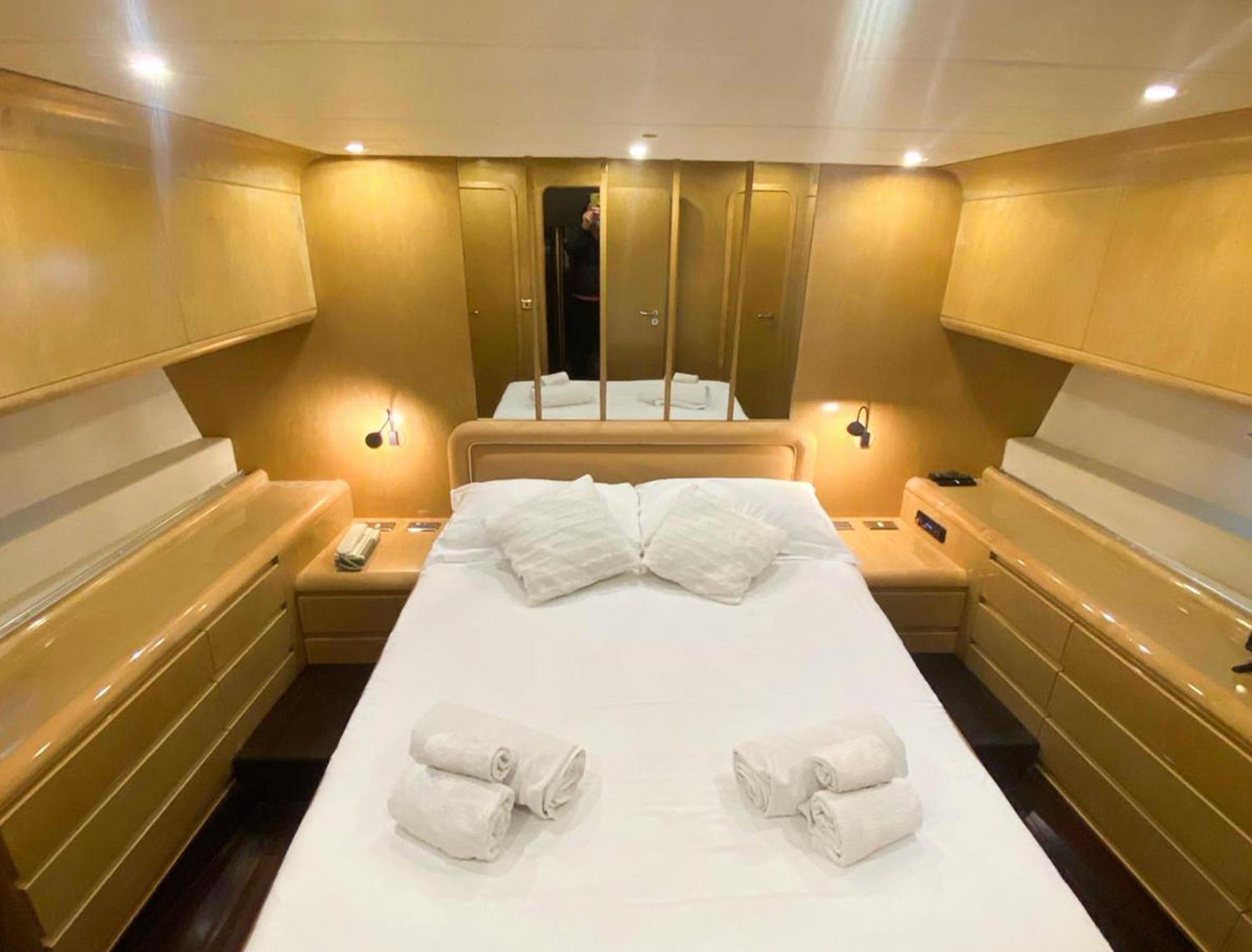Botel Bb Boat Lady A *